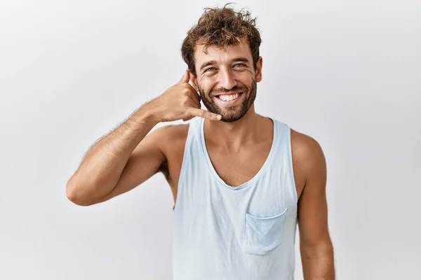 Mladý Pohledný Muž Stojící Nad Osamělým Pozadím Usmívající Rukou Prsty — Stock fotografie