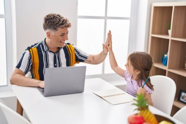 Baba-kız baba-kız beşlik çakın, eller yukarda.