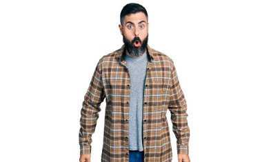 Sakallı, sıradan tişörtlü İspanyol bir adam. Şaşırmış ve korkmuş bir ifade, korku ve heyecanlı bir yüz ifadesi var.. 