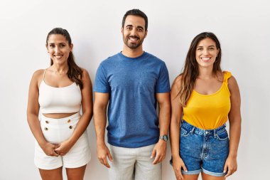 Yüzlerinde mutlu ve havalı bir gülümsemeyle izole bir arka planda duran bir grup İspanyol genç. şanslı kişi. 