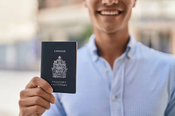 Jovem Hispânico Sorrindo Confiante Segurando Passaporte Canadense Rua — Fotografia de Stock