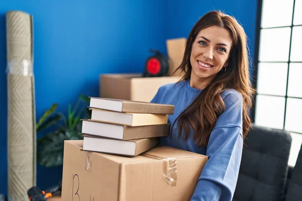 Jonge Spaanse Vrouw Glimlachend Vol Vertrouwen Boeken Vasthouden Pakket Nieuw — Stockfoto