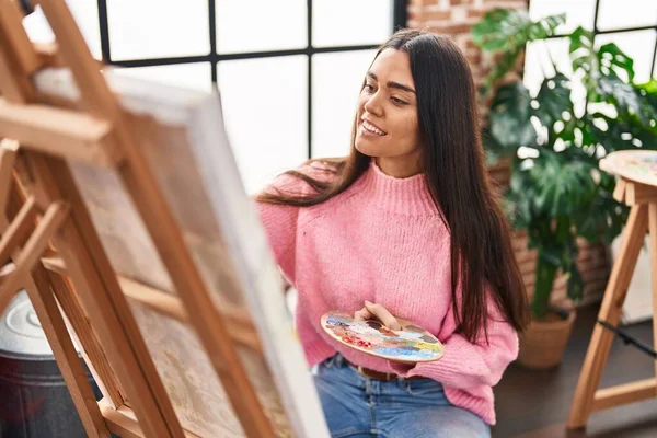 Young Hispanic Woman Smiling Confident Drawing Art Studio — ストック写真