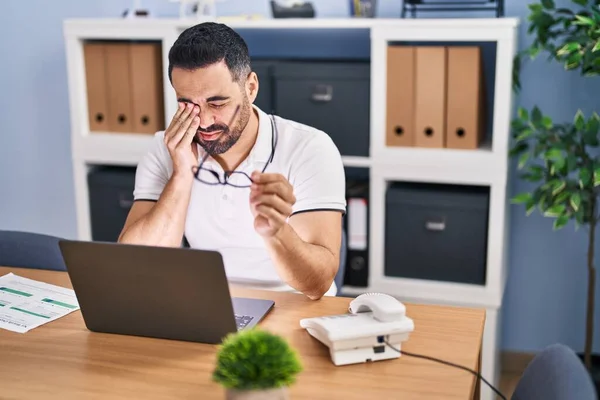 Joven Trabajador Negocios Hispano Estresado Trabajando Oficina — Foto de Stock