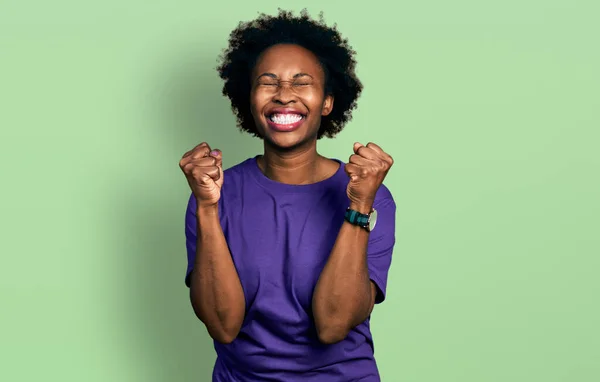 Африканская Американка Афроволосами Повседневной Фиолетовой Футболке Взволнованная Успехом Поднятыми Руками — стоковое фото