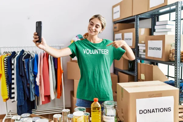 Young Caucasian Woman Wearing Volunteer Uniform Making Selfie Smartphone Charity — Stok fotoğraf