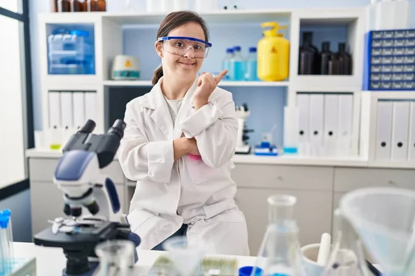 얼굴에 웃음을 머금은 과학자 실험실에서 일하고 스페인 소녀는 손으로 카메라를 — 스톡 사진