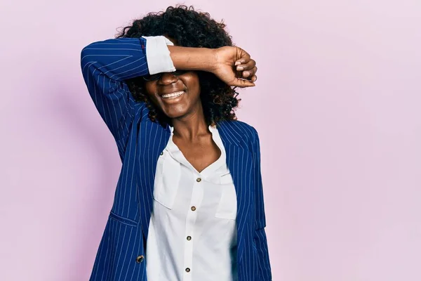 Молода Афроамериканська Жінка Одягнена Діловий Одяг Окуляри Закриває Очі Посміхаючись — стокове фото