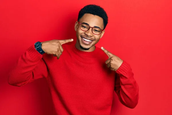 Junger Afrikanisch Amerikanischer Mann Lässiger Kleidung Und Brille Fröhlich Lächelnd — Stockfoto