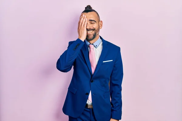 Ung Latinamerikansk Man Kostym Och Slips Täcker Ena Ögat Med — Stockfoto