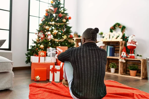 Jovem Afro Americano Visão Traseira Sentado Chão Olhando Árvore Natal — Fotografia de Stock