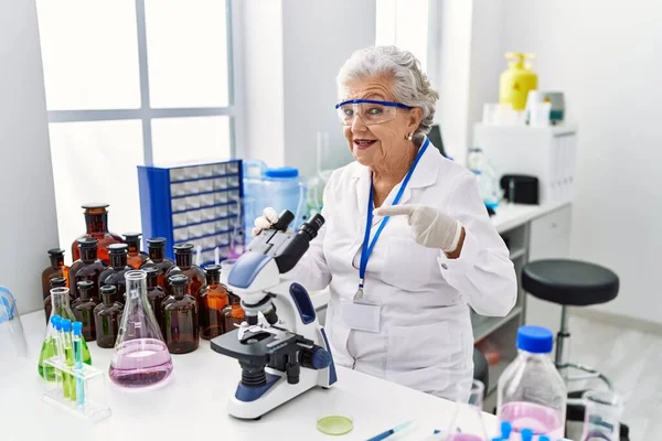 Senior Woman Grey Hair Working Scientist Laboratory Smiling Happy Pointing — Zdjęcie stockowe