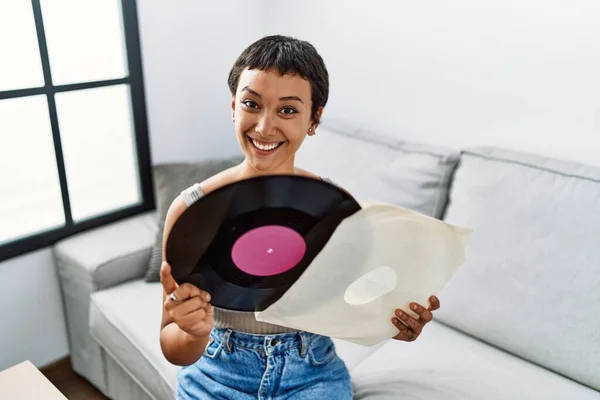 Joven Mujer Hispana Sonriendo Confiada Sosteniendo Disco Vinilo Casa —  Fotos de Stock