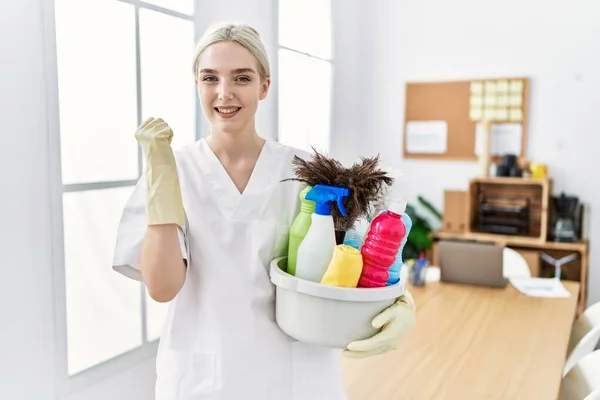 Jonge Blanke Vrouw Draagt Schonere Uniform Houden Schoonmaakmiddelen Schoonmaken Kantoor — Stockfoto