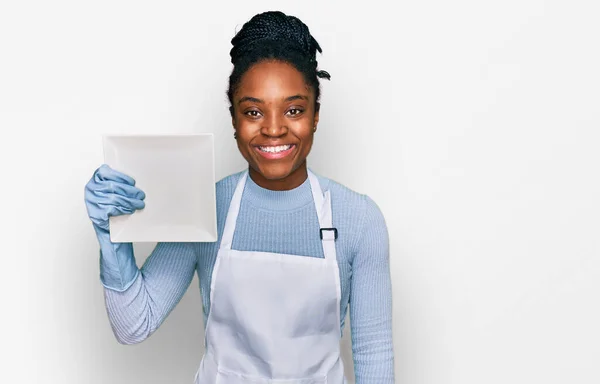 Mujer Afroamericana Joven Que Usa Delantal Lavando Platos Que Ven —  Fotos de Stock