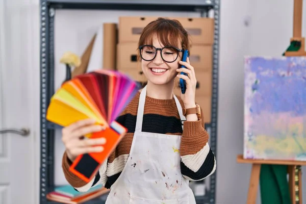 Young Woman Artist Talking Smartphone Choosing Color Paint Art Studio — Stock Photo, Image