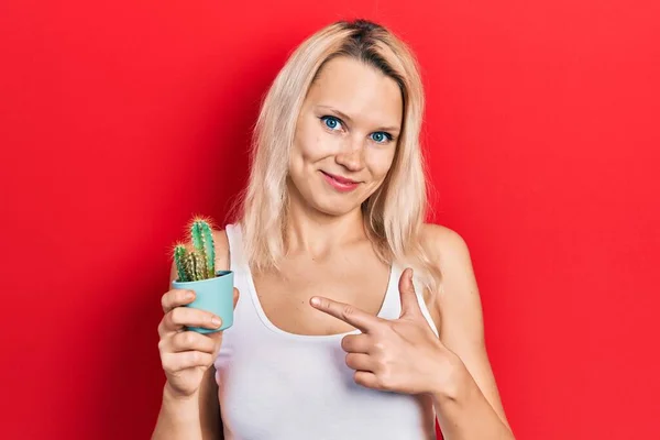 Hermosa Mujer Rubia Caucásica Sosteniendo Pequeña Olla Cactus Sonriendo Feliz —  Fotos de Stock