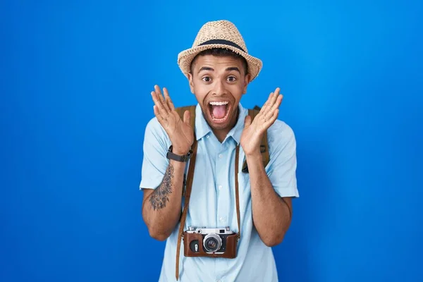 Brazilský Mladý Muž Drží Vintage Fotoaparát Slaví Šílený Ohromen Úspěchem — Stock fotografie