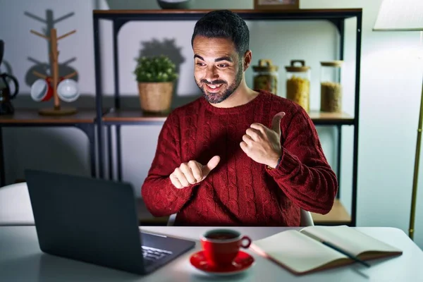 Mladý Hispánec Plnovousem Který Noci Doma Používá Notebook Ukazuje Zadní — Stock fotografie