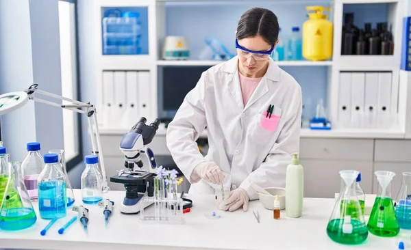 Young Woman Wearing Scientist Uniform Working Laboratory — Foto Stock