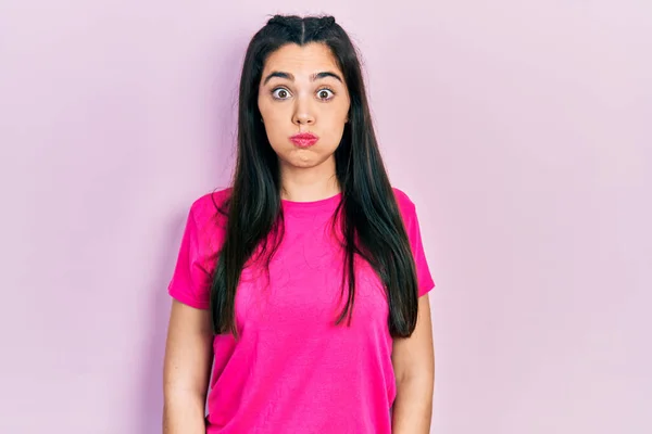 Молода Іспаномовна Дівчина Повсякденній Рожевій Сорочці Набиває Щоки Смішним Обличчям — стокове фото