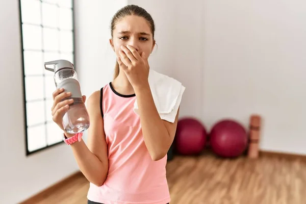 Junge Brünette Teenager Sportkleidung Mit Wasserflasche Gelangweilt Gähnende Müde Mund — Stockfoto