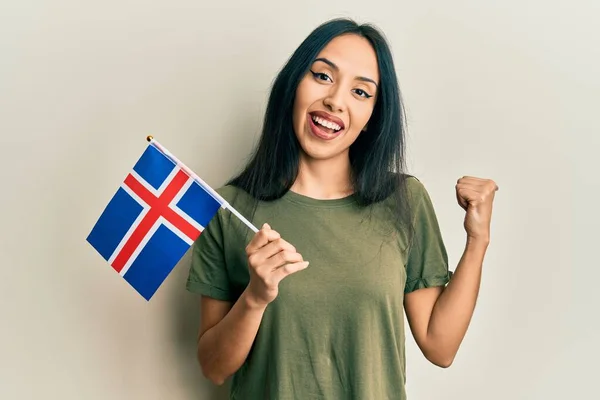 Νεαρή Ισπανίδα Που Κρατάει Την Σημαία Του Ισλαντ Δείχνοντας Τον — Φωτογραφία Αρχείου