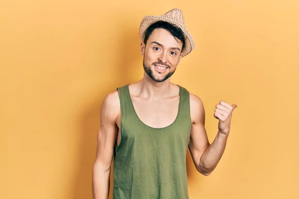 Jeune Homme Hispanique Portant Chapeau Été Souriant Avec Visage Heureux — Photo