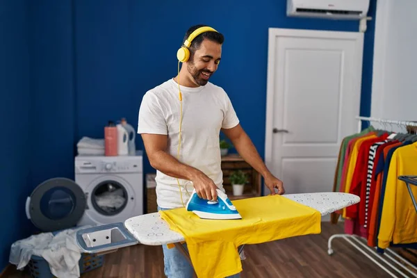 Joven Hispano Escuchando Música Planchando Ropa Lavandería — Foto de Stock