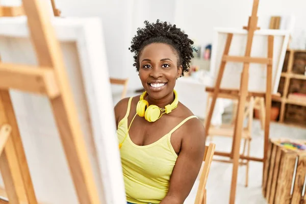 Jeune Artiste Afro Américaine Utilisant Casque Dessin Studio Art — Photo