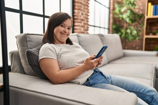 Syndrome Woman Using Smartphone Sitting Sofa Home — стоковое фото