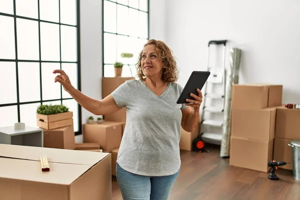 Kaukasische Frau Mittleren Alters Lächelt Glücklich Mit Touchpad Neuen Zuhause — Stockfoto