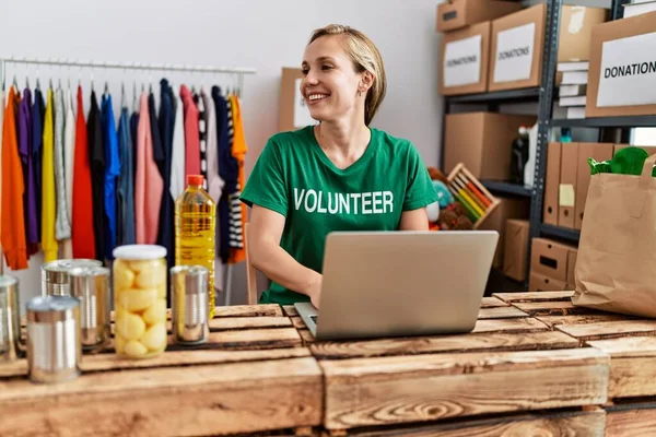 Genç Beyaz Kadın Gönüllü Üniforması Giyiyor Yardım Merkezinde Laptopu Kullanıyor — Stok fotoğraf
