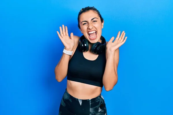 Hermosa Mujer Hispana Vistiendo Ropa Gimnasio Usando Auriculares Celebrando Locos —  Fotos de Stock