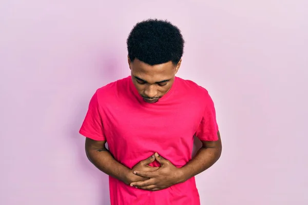 Jonge Afro Amerikaanse Man Draagt Casua Shirt Met Hand Maag — Stockfoto
