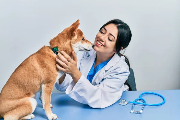 Donna Veterinaria Che Indossa Uniforme Clinica Abbracciando Cane Con Amore — Foto Stock