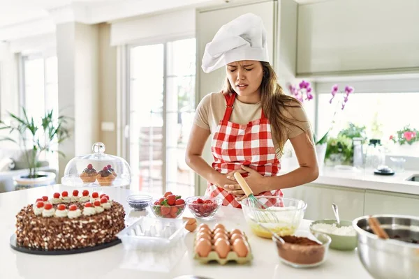 Güzel, genç, esmer, pasta şefi kadın. Mutfakta ellerinin üstünde hamur işleri pişiriyor. Çünkü hazımsızlık, acı veren hastalıklar, kendini iyi hissetmiyor. Ağrı kavramı. 