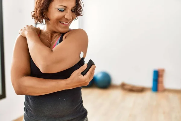 Medioevo Donna Diabetica Ispanica Controllo Glucosio Dopo Allenamento Presso Centro — Foto Stock