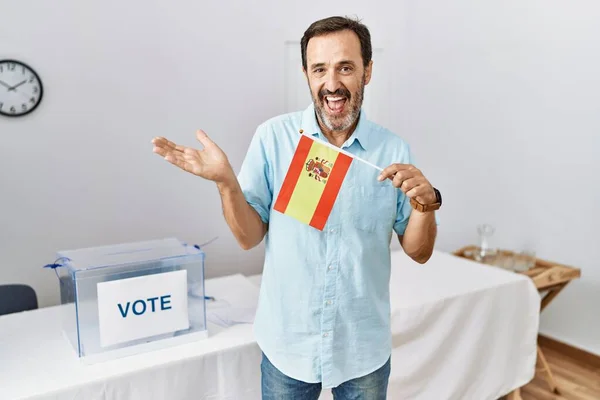 Siyasi Seçim Kampanyasında Sakallı Orta Yaşlı Bir Adam Spanya Bayrağını — Stok fotoğraf