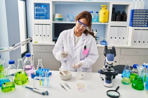 Jeune Femme Latine Portant Uniforme Scientifique Travaillant Laboratoire — Photo