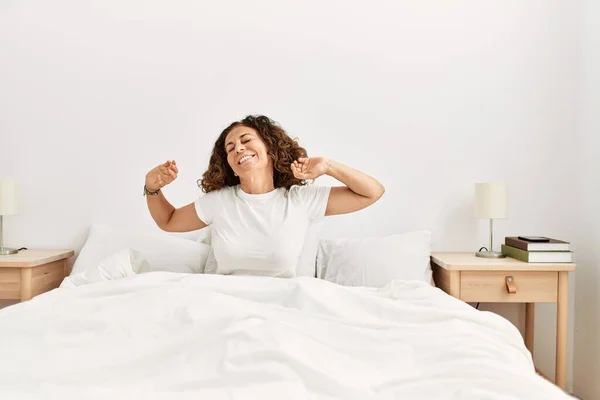 Mujer Hispana Mediana Edad Sonriendo Confiada Despertando Dormitorio — Foto de Stock