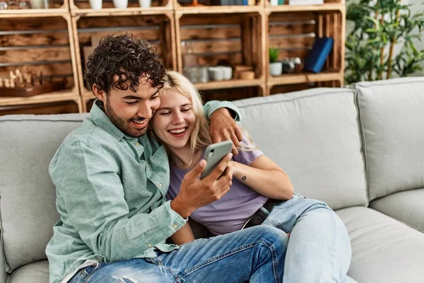 Evdeki Kanepede Oturan Akıllı Telefon Kullanan Genç Çift — Stok fotoğraf
