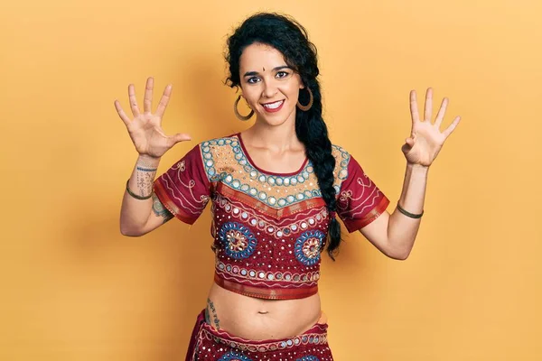Fiatal Visel Bindi Bollywood Ruházat Mutatja Rámutatva Ujjak Száma Miközben — Stock Fotó