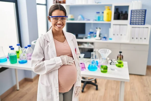 Mladá Těhotná Žena Pracující Laboratoři Vědců Hledá Pozitivní Šťastný Stojící — Stock fotografie