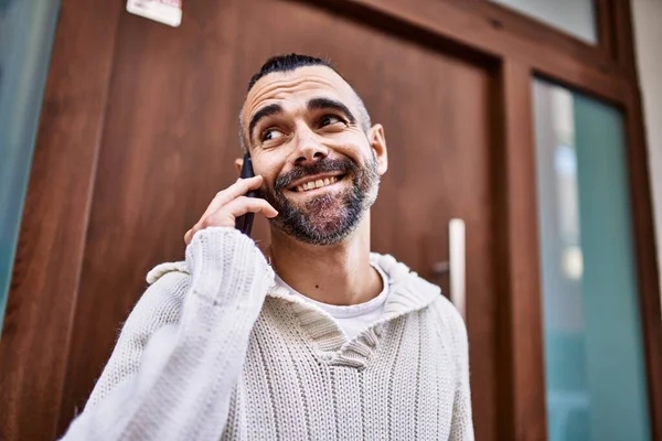 英俊的中年男人 留着胡子 快乐而自信地站在户外 在电话里交谈 — 图库照片