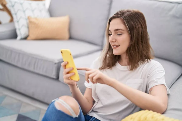 Young Woman Using Smartphone Sitting Floor Home — Stockfoto