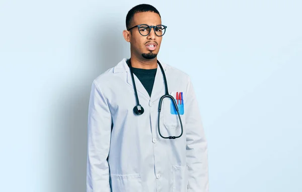Młody Afroamerykanin Mundurze Lekarza Stetoskopie Szoku Twarzy Sceptyczny Sarkastyczny Zaskoczony — Zdjęcie stockowe