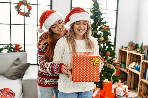 Woman Couple Hugging Each Other Holding Gift Standing Christmas Tree — 스톡 사진