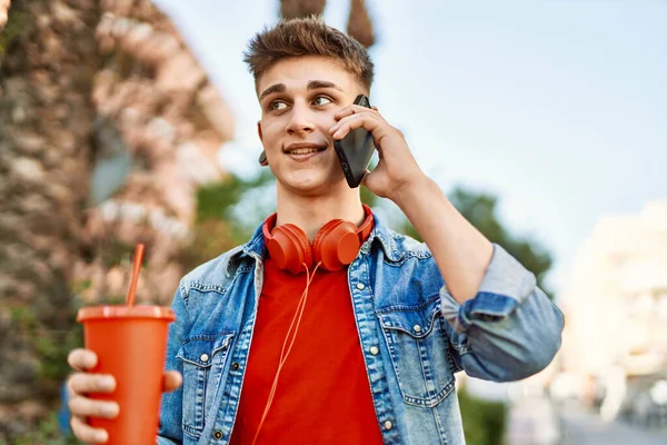 Νεαρός Καυκάσιος Τύπος Πίνει Σόδα Μιλώντας Στο Τηλέφωνο Στην Πόλη — Φωτογραφία Αρχείου