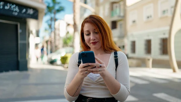 Jonge Roodharige Vrouw Glimlachen Zelfverzekerd Met Behulp Van Smartphone Straat — Stockfoto